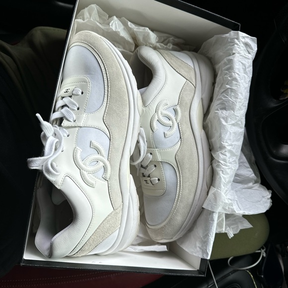 Worn twice you can still see where the sticker was .Size 41 unisex! Size 9 ! - Picture 4 of 7